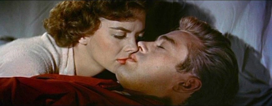 Natalie Wood and James Dean in "Rebel Without a Cause." I Image: Wikimedia Commons.