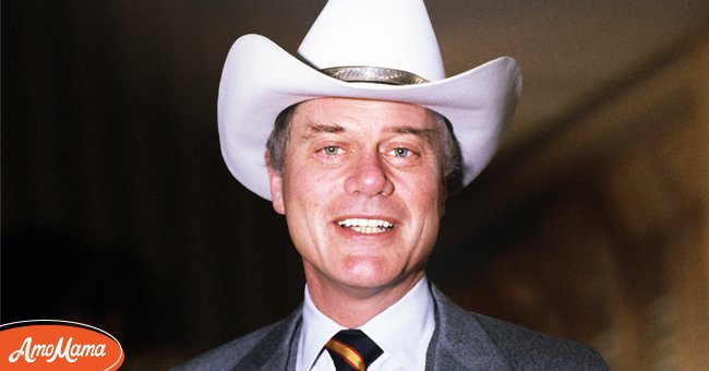 El actor estadounidense Larry Hagman, que interpretó al villano magnate del petróleo JR Ewing en la exitosa telenovela Dallas en 1980. | Foto: Getty Images