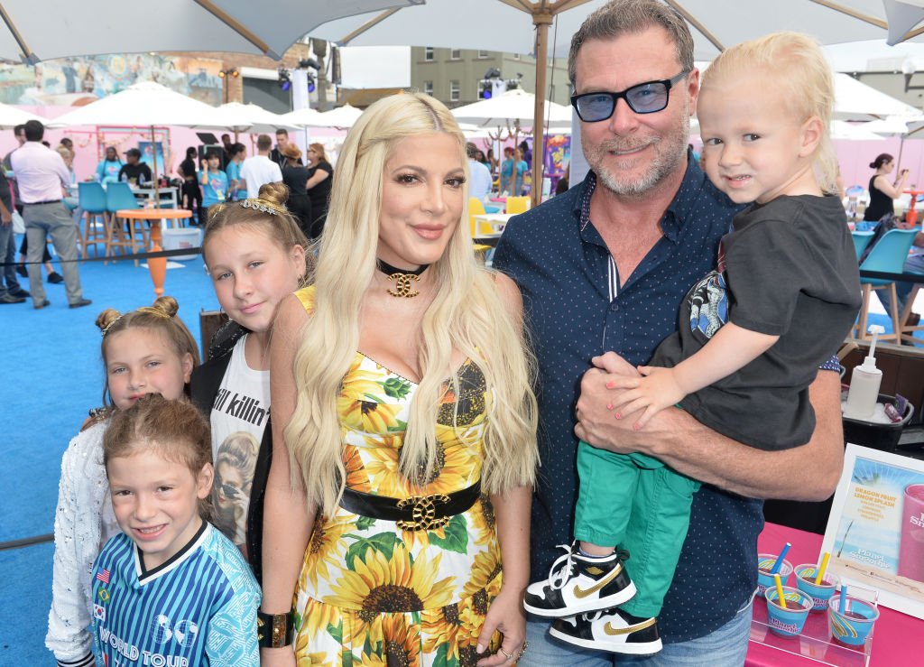 Tori Spelling, Dean McDermott, and their children attend Cold Stone Creamery Backstage at 2019 Teen Choice Awards, March 2019 | Source: Getty Images