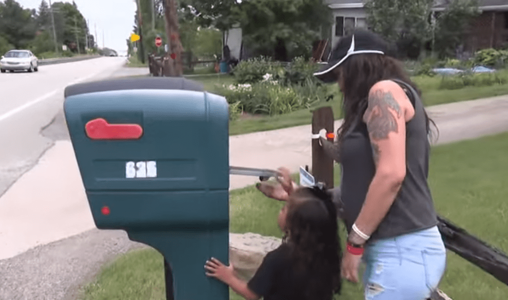 Tammy Avolia and Milan Larson pictured checking their mail. | Source: youtube.com/CBS Pittsburgh
