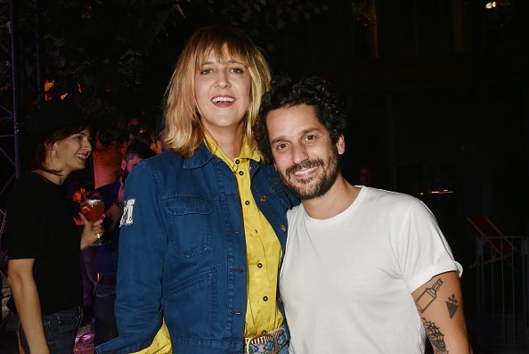 Daphne Burki et Gunther Love participent à la Spritz Plazza Party au 118 Warner le 19 à Paris, France. | Photo : Getty Images Daphne Burki et Gunther Love participent à la Spritz Plazza Party au 118 Warner le 19 à Paris, France. | Photo : Getty Images