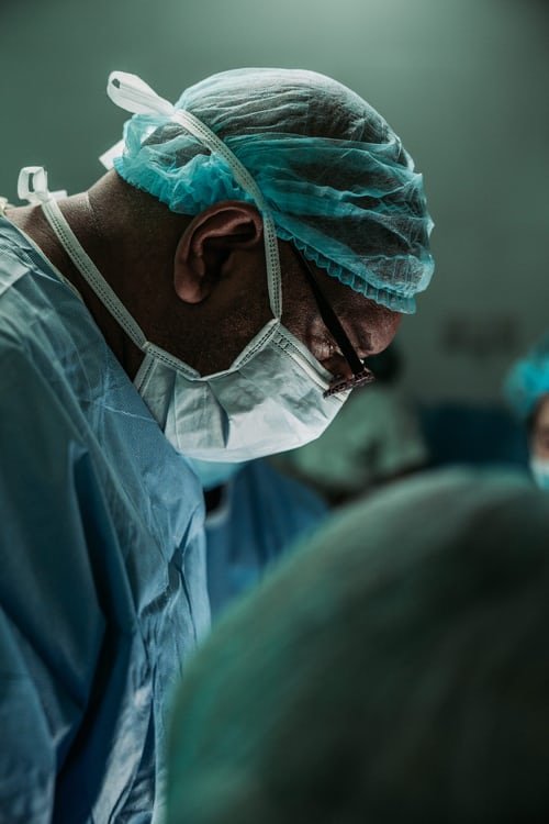 Un docteur portant un masque. | Photo : Unsplash