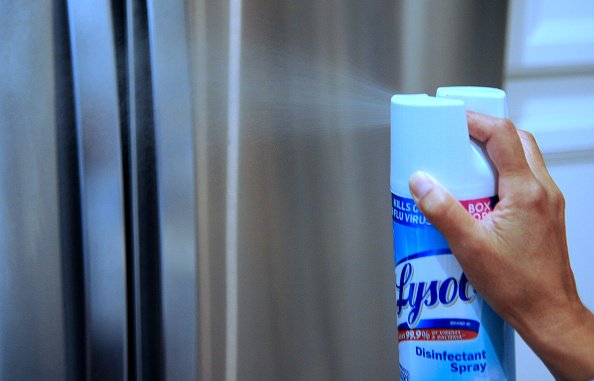 Un spray désinfectant pour matière.| Photo :Getty Images