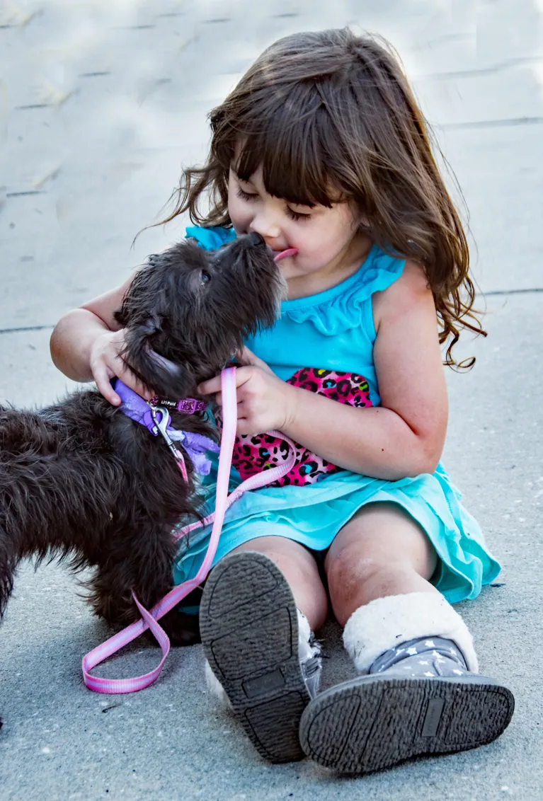 Jack a élevé Emily comme sa propre fille tout en s'occupant de son chien Ralph. | Source : Pexels