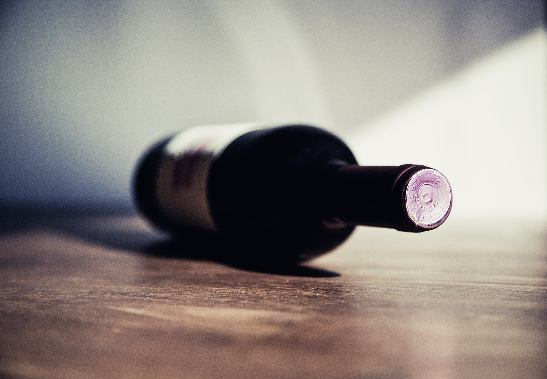 How did the wine bottle survive? | Photo: Pixabay/Markus Spiske