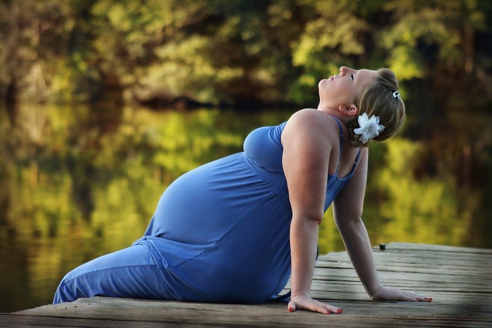 Schwangere Frau am Steg | Quelle: Pixabay
