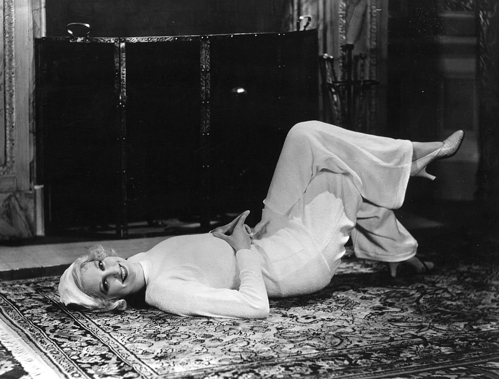  Thelma Todd ( 1905 - 1935 ) the perky heroine of many two-reel comedies lounging on the floor in front of a fireplace, demonstrating the very latest in lounging pyjamas circa 1931 | Photo: Getty Images