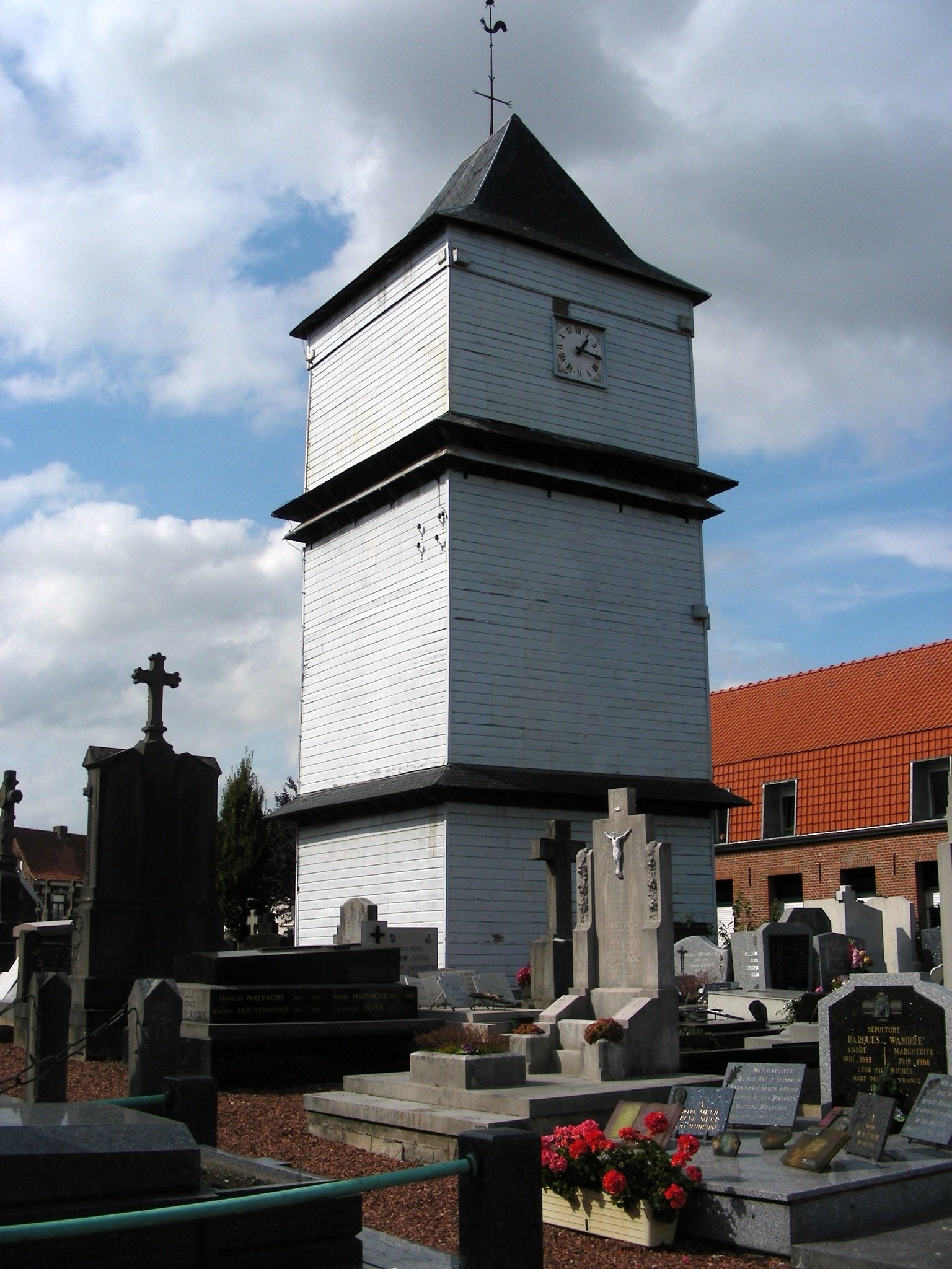 "Maison des cloches" : clocher en bois, séparé de l'église de la commune d'Eecke (Nord de la France) | Wikimedia Commons "Maison des cloches" : clocher en bois, séparé de l'église de la commune d'Eecke (Nord de la France) | Wikimedia Commons