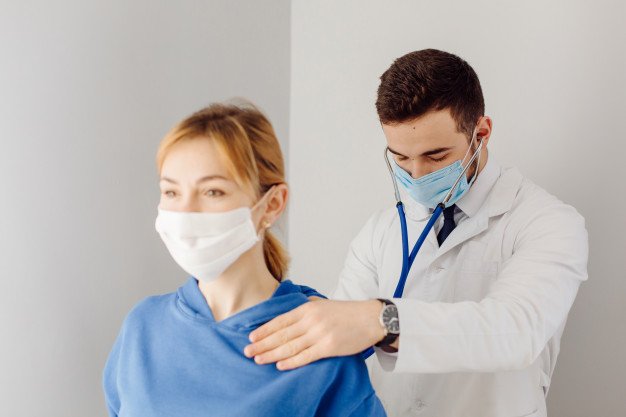 Médico examinando paciente. │Foto: Freepik