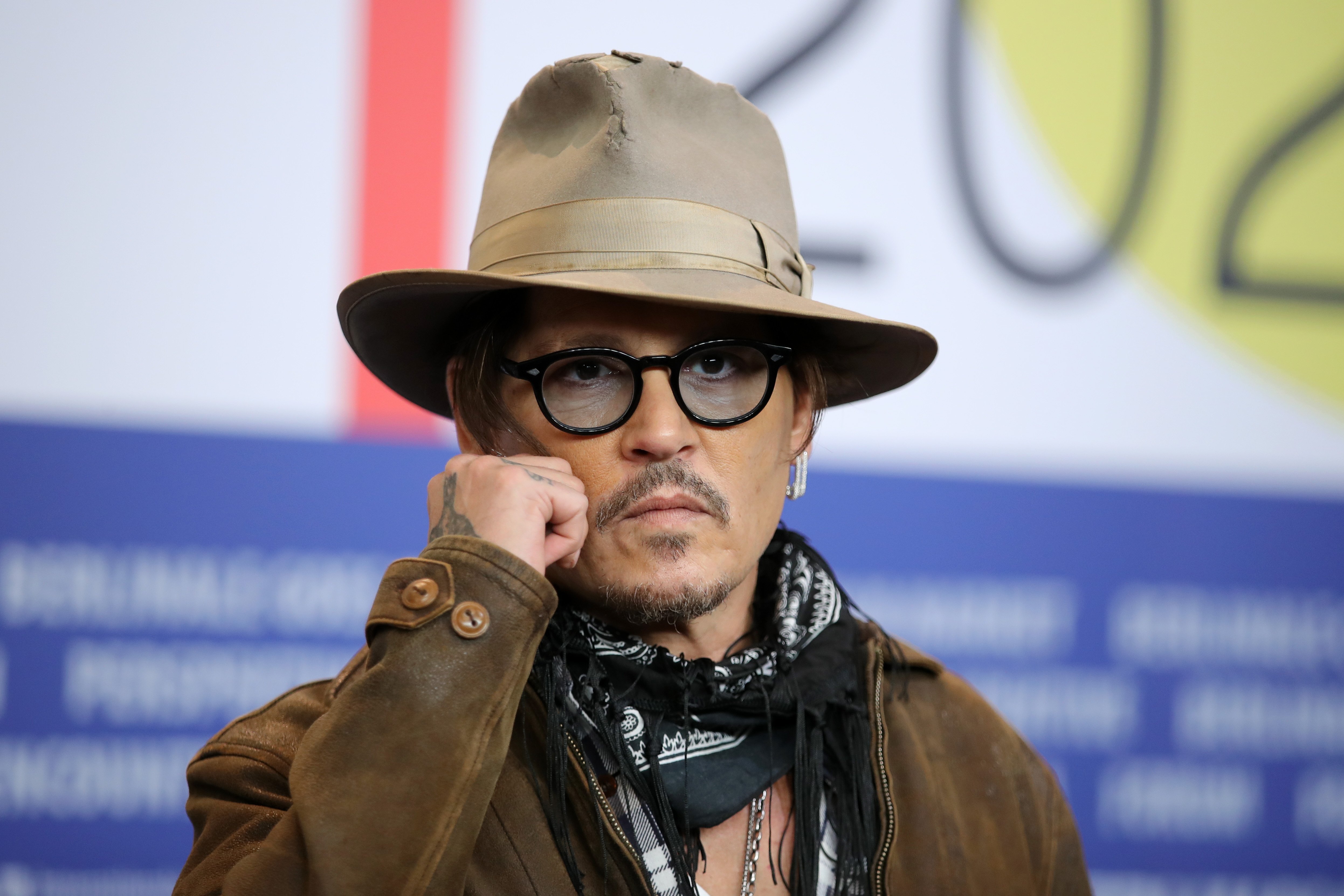Johnny Depp es visto en la conferencia de prensa de "Minamata" durante el 70ª Berlinale Festival Internacional de Cine de Berlín en el Hotel Grand Hyatt el 21 de febrero de 2020 en Berlín, Alemania | Fuente: Getty Images