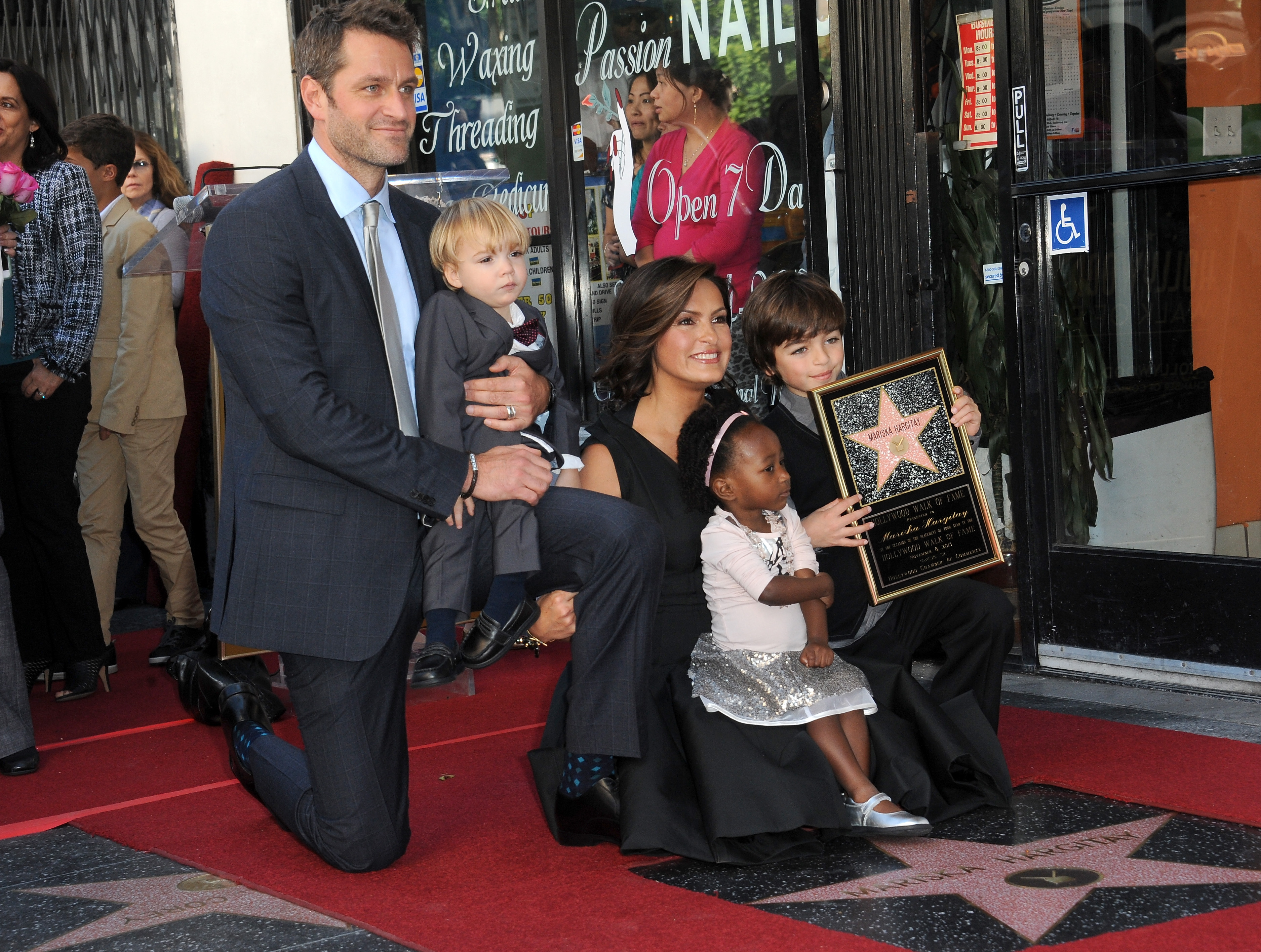 Peter Hermann, Mariska Hargitay, August, Amaya, and Andrew in Hollywood, California, 2013 | Source: Getty Images
