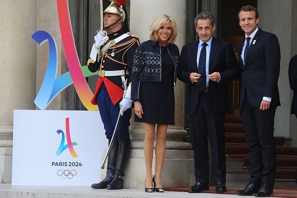 Emmanuel Macron accompagné de sa femme et Nicolas Sarkozy | Photo : Getty Image Emmanuel Macron accompagné de sa femme et Nicolas Sarkozy | Photo : Getty Image