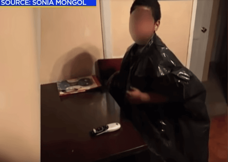 Le fils de Sonia Mongol dans le sac poubelle qu'il a été obligé de porter à l'école. l Source: YouTube/CBS Los Angeles