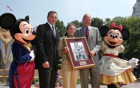 Mickey Mouse, Robert Iger, Diane Disney Miller, Michael Eisner, and Minnie Mouse at Disneyland on July 17, 2005 in Anaheim, California. | Photo: Getty Images