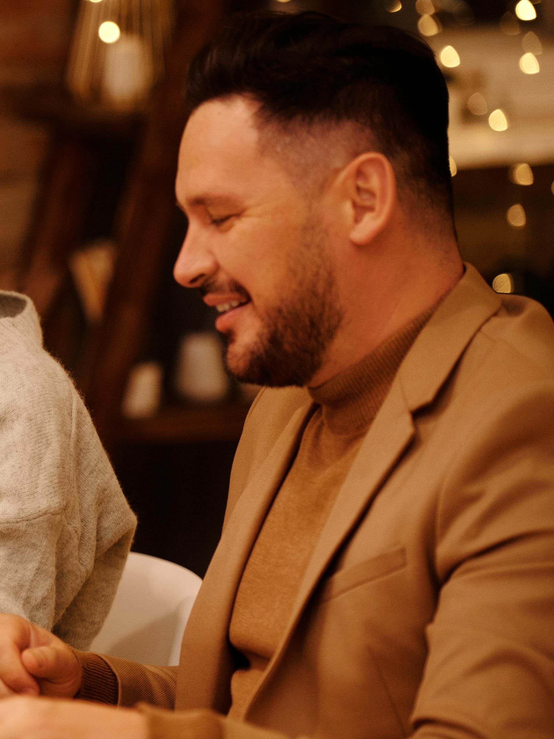 A man talking at the dinner table | Source: Pexels