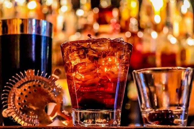 Bebidas en un bar. | Foto: Pixabay