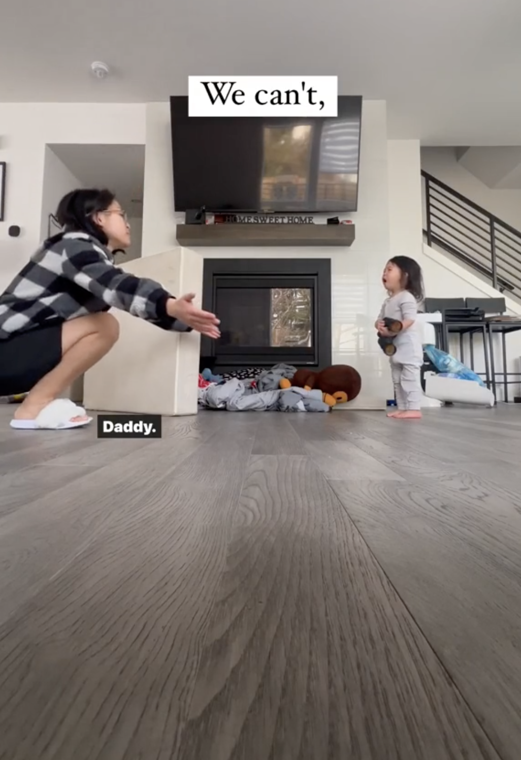 Gigi demonstrating a Gentle Parenting method with her daughter in a TikTok clip released on February 27, 202s | Source: TikTok/mom.ma.gi