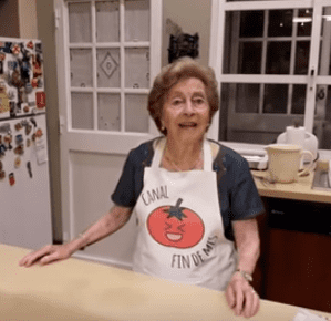 La abuela Refu Grosso enseñando a hacer un cocktel mexicano. | Foto: YouTube /Refu Grosso La abuela Refu Grosso enseñando a hacer un cocktel mexicano. | Foto: YouTube /Refu Grosso