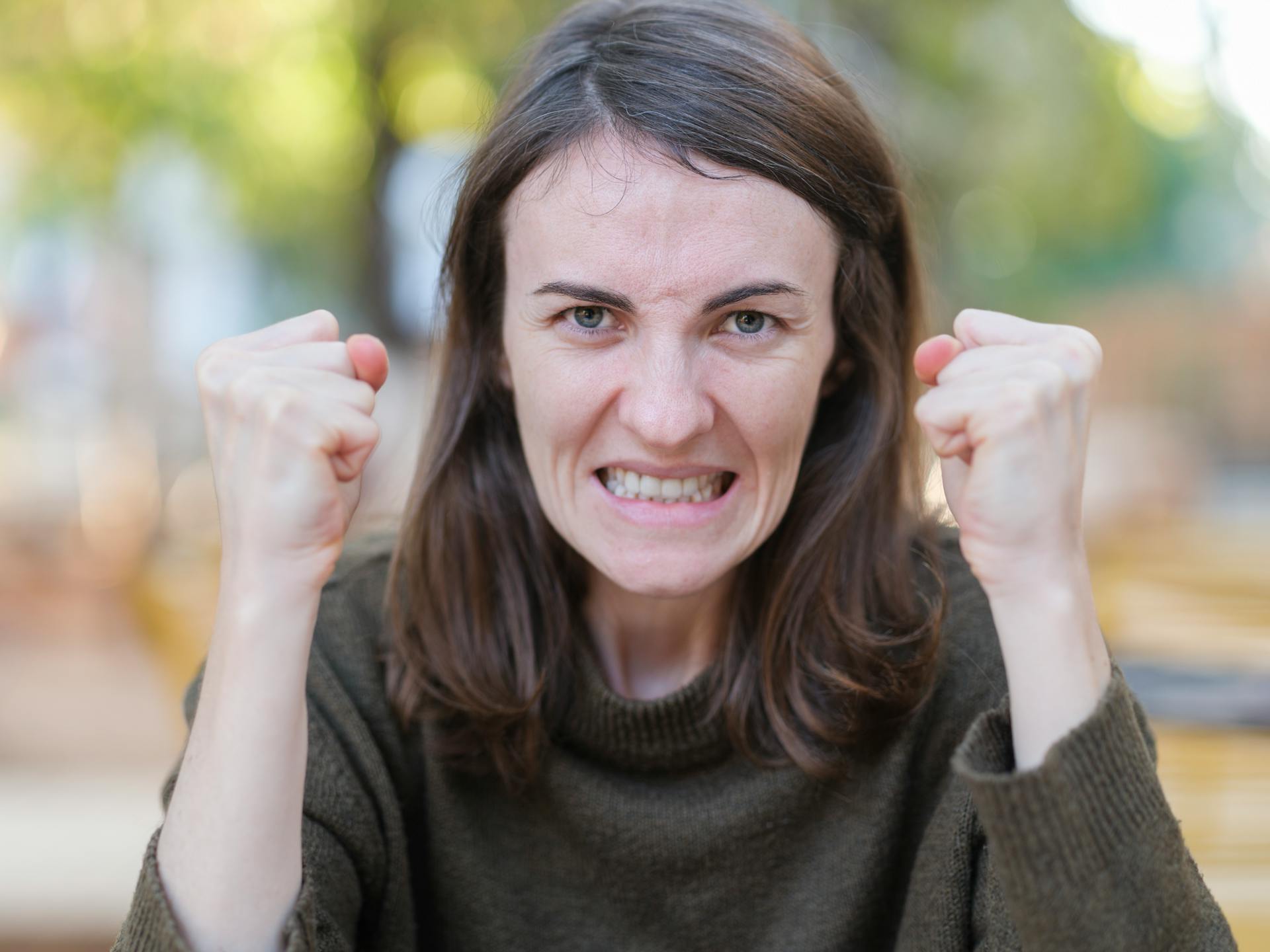 An annoyed woman gritting her teeth | Source: Pexels