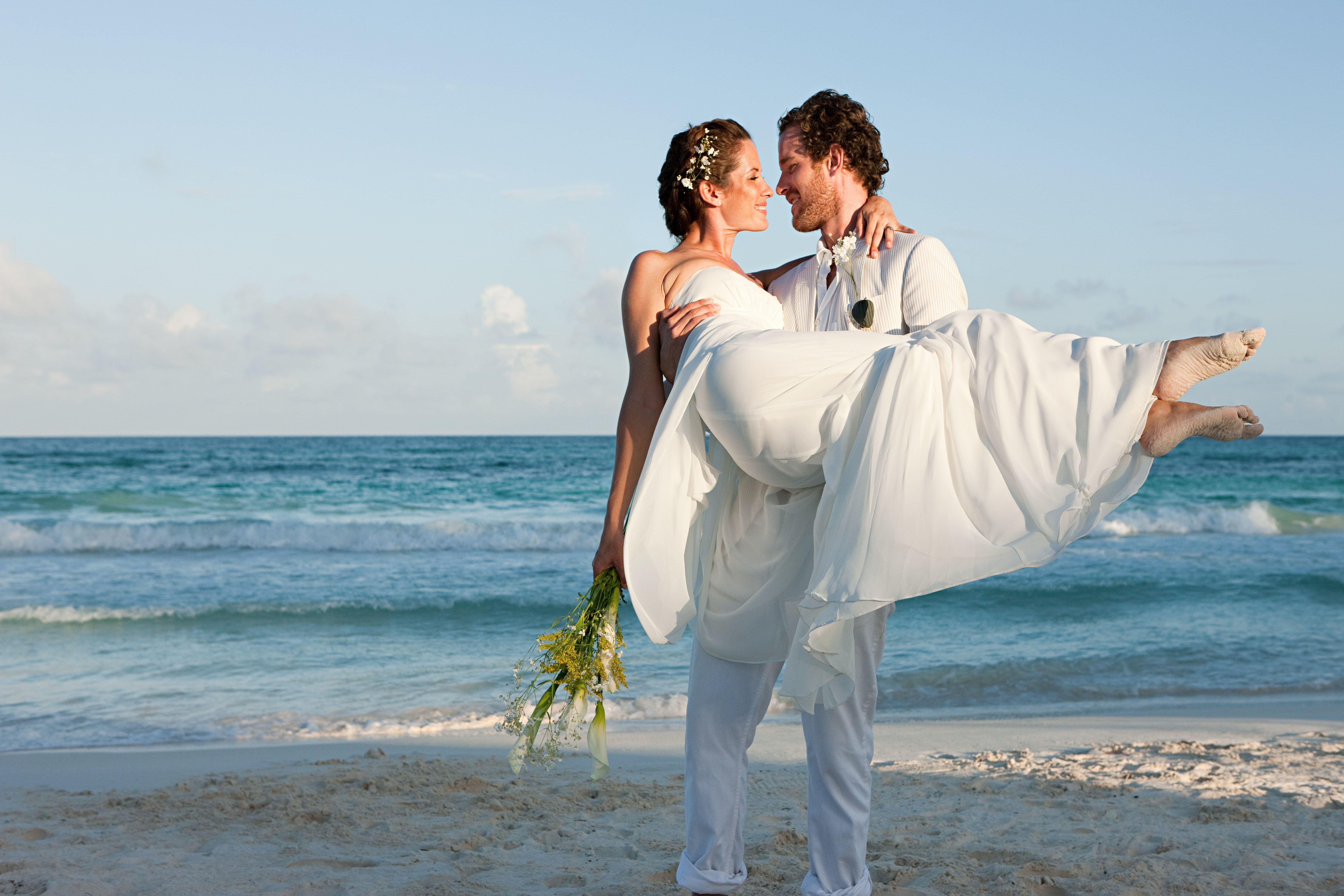 Married couple on beach | Source: Getty Images