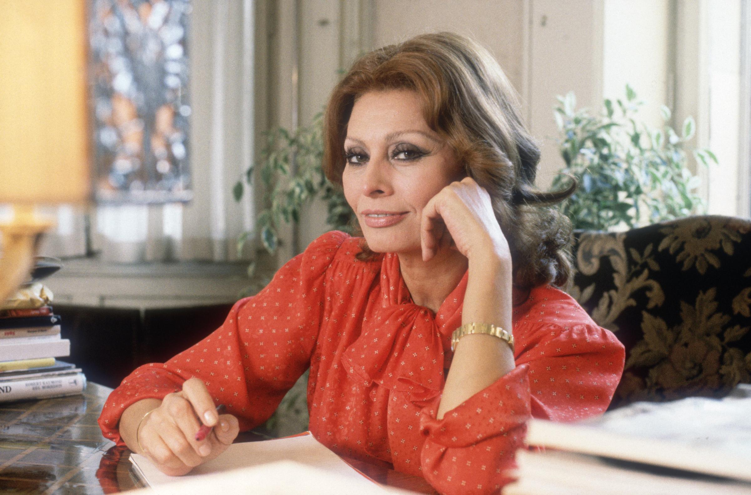 Sophia Loren photographed in her home in Geneva, circa 1986. | Source: Getty Images