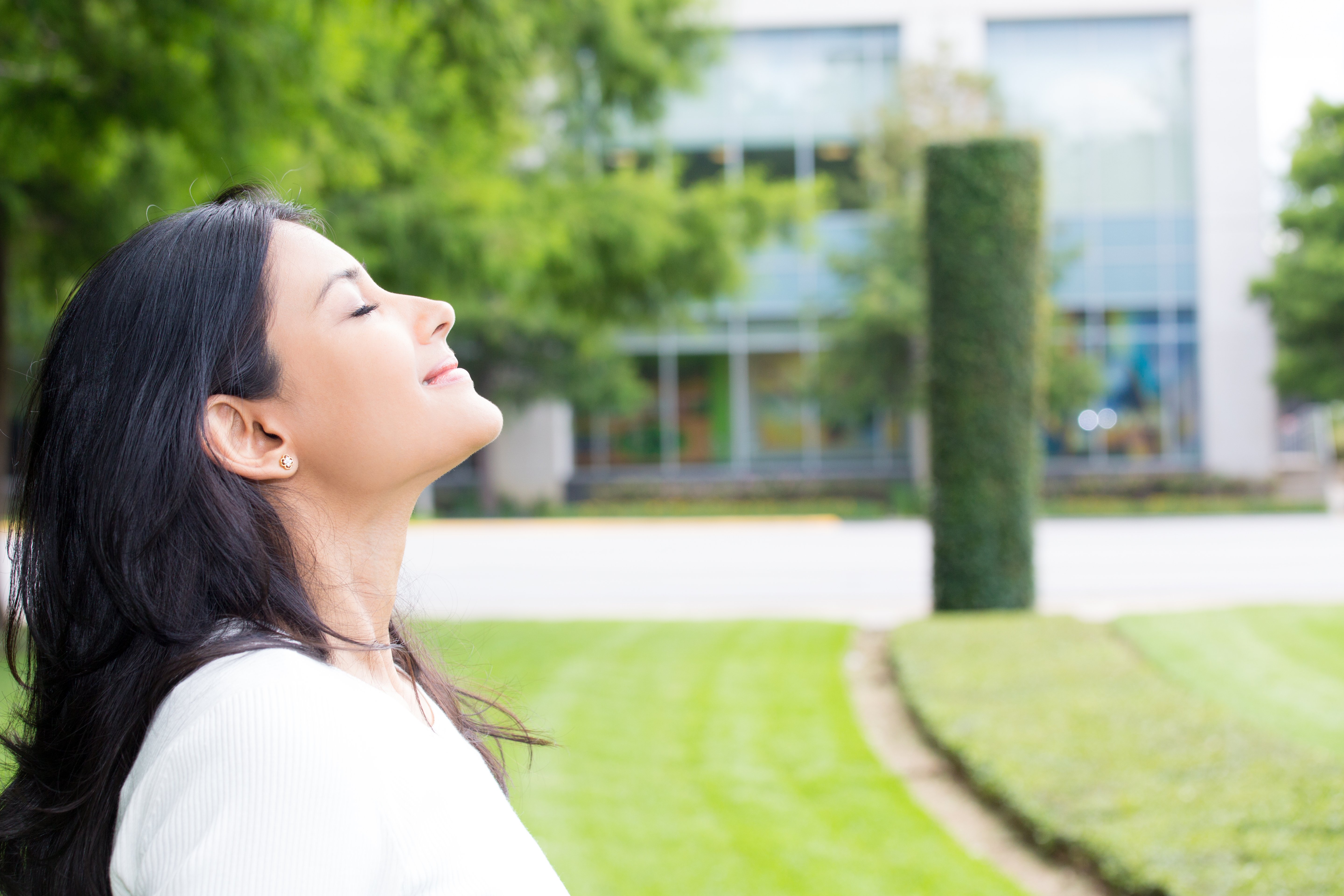 Mujer olfateando. | Foto: Shutterstock
