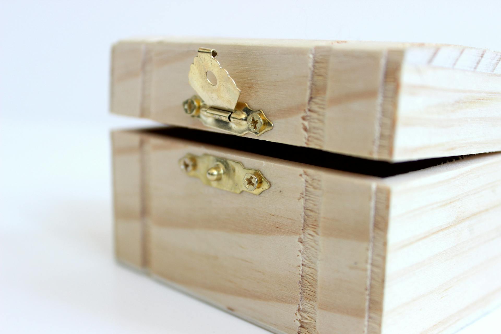 A wooden box | Source: Pexels