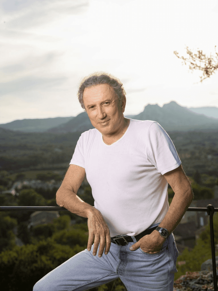 EYGALIERES, FRANCE - 08 SEPTEMBRE : Le journaliste et animateur de télévision Michel Drucker est photographié pour Paris Match le 8 septembre 2018 à Eygalieres, France. | Photo : Getty Images
