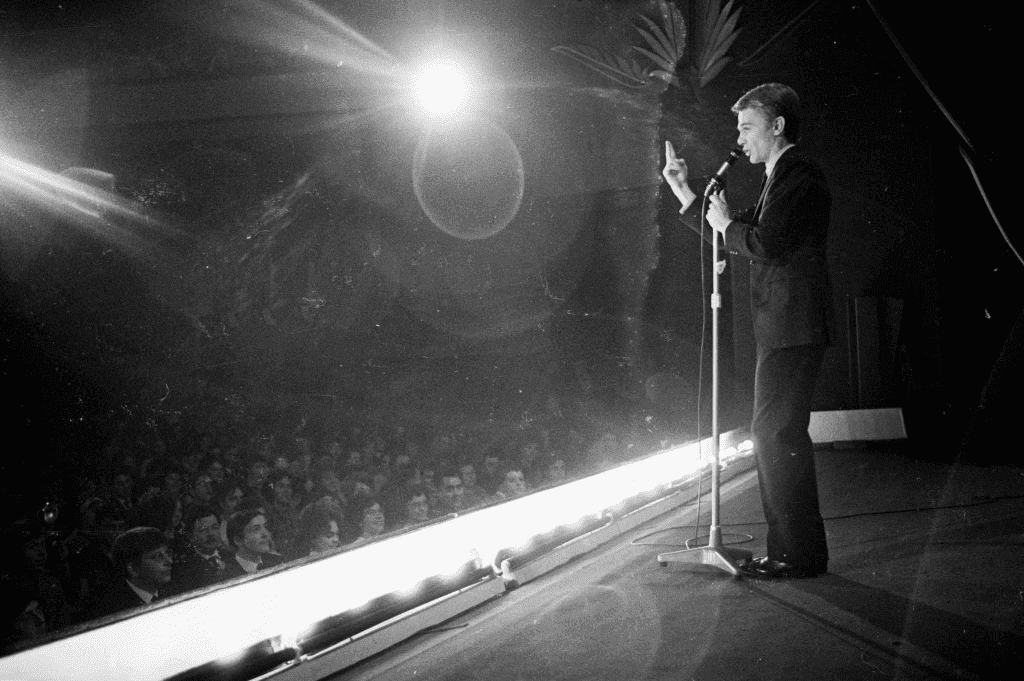 18 novembre 1963 : le chanteur pop français Claude François sur scène. | Photo : Getty Images