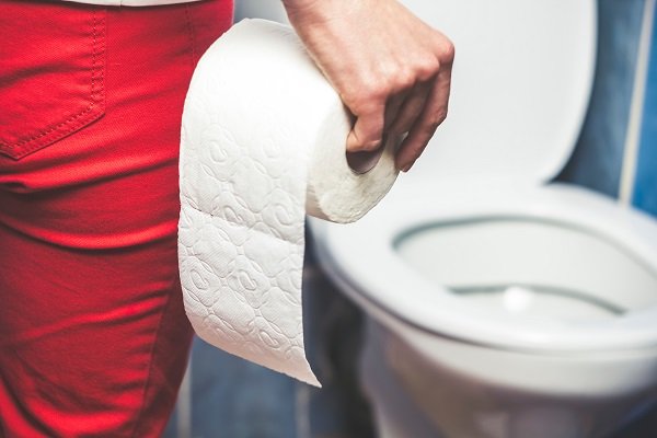 Persona junto a sanitario-Imagen tomada de Shutterstock