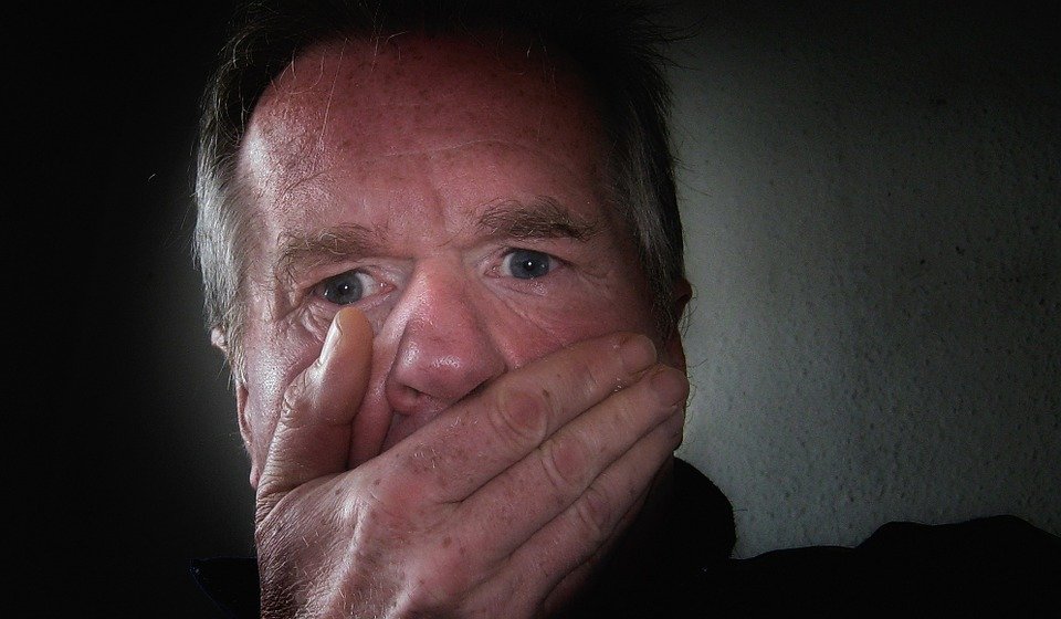 Hombre mayor cubriéndose la boca con su mano. | Imagen: Max Pixel