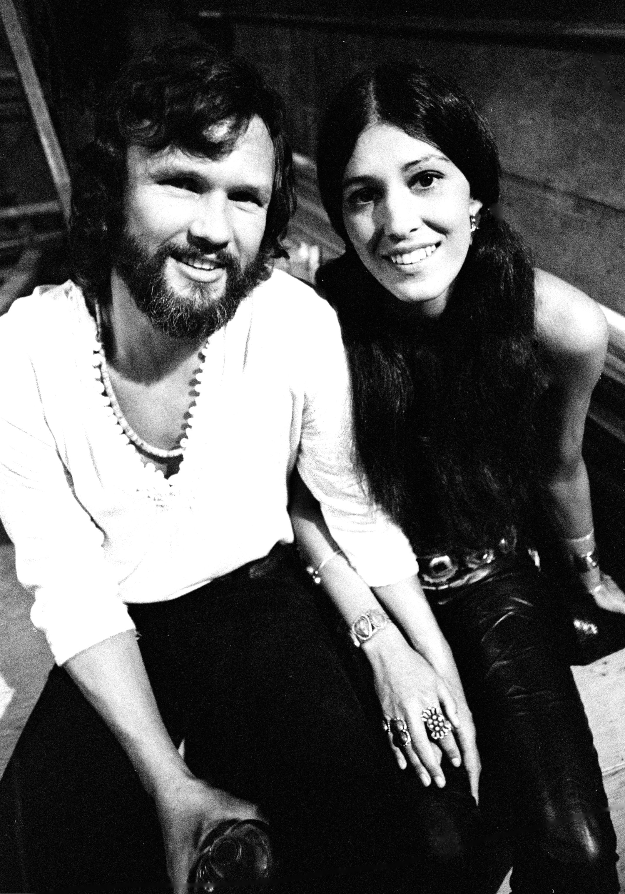 Kris Kristofferson and his girlfriend pose together in Vancouver, Canada, in 1971 | Source: Getty Images