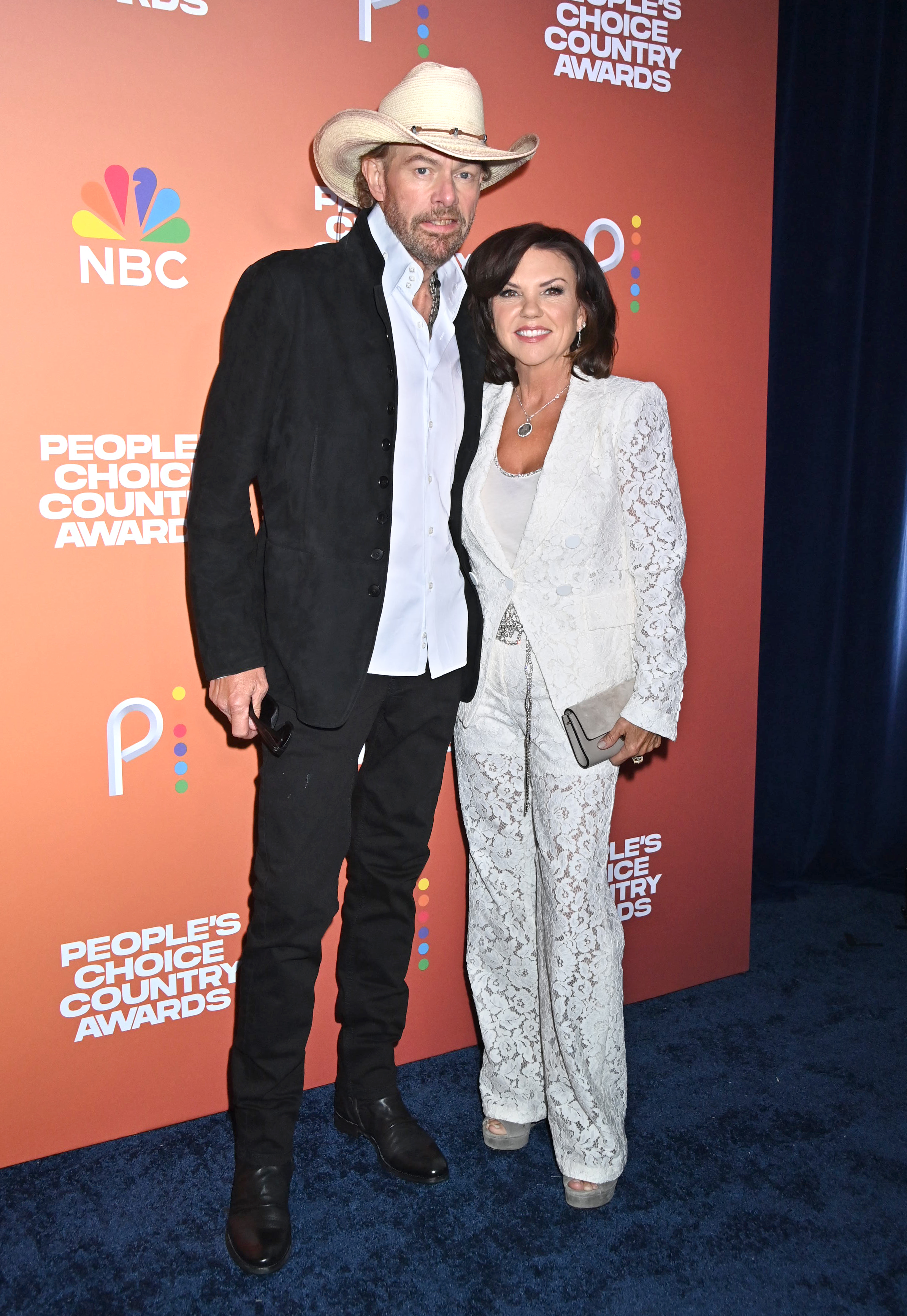 Toby Keith and Tricia Lucus at the People's Choice Country Awards in Nashville, Tennessee on September 28, 2023 | Source: Getty Images