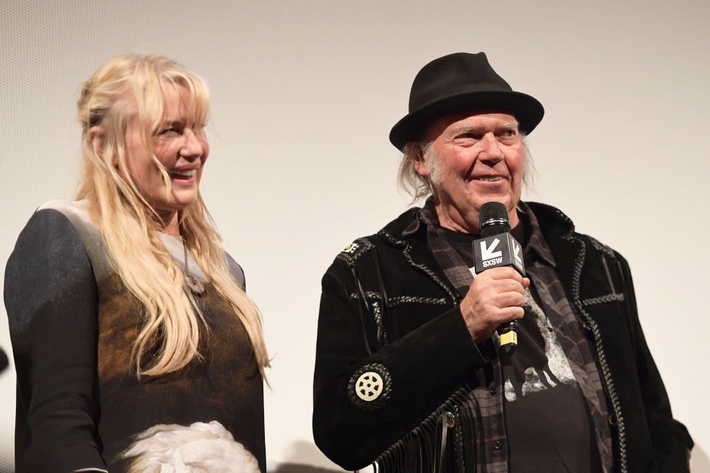 Daryl Hannah et son mari Neil Young. | Photo : Getty Images