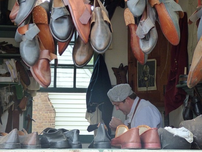 Colonial Williamsburg shoemaker I Image: Pixabay