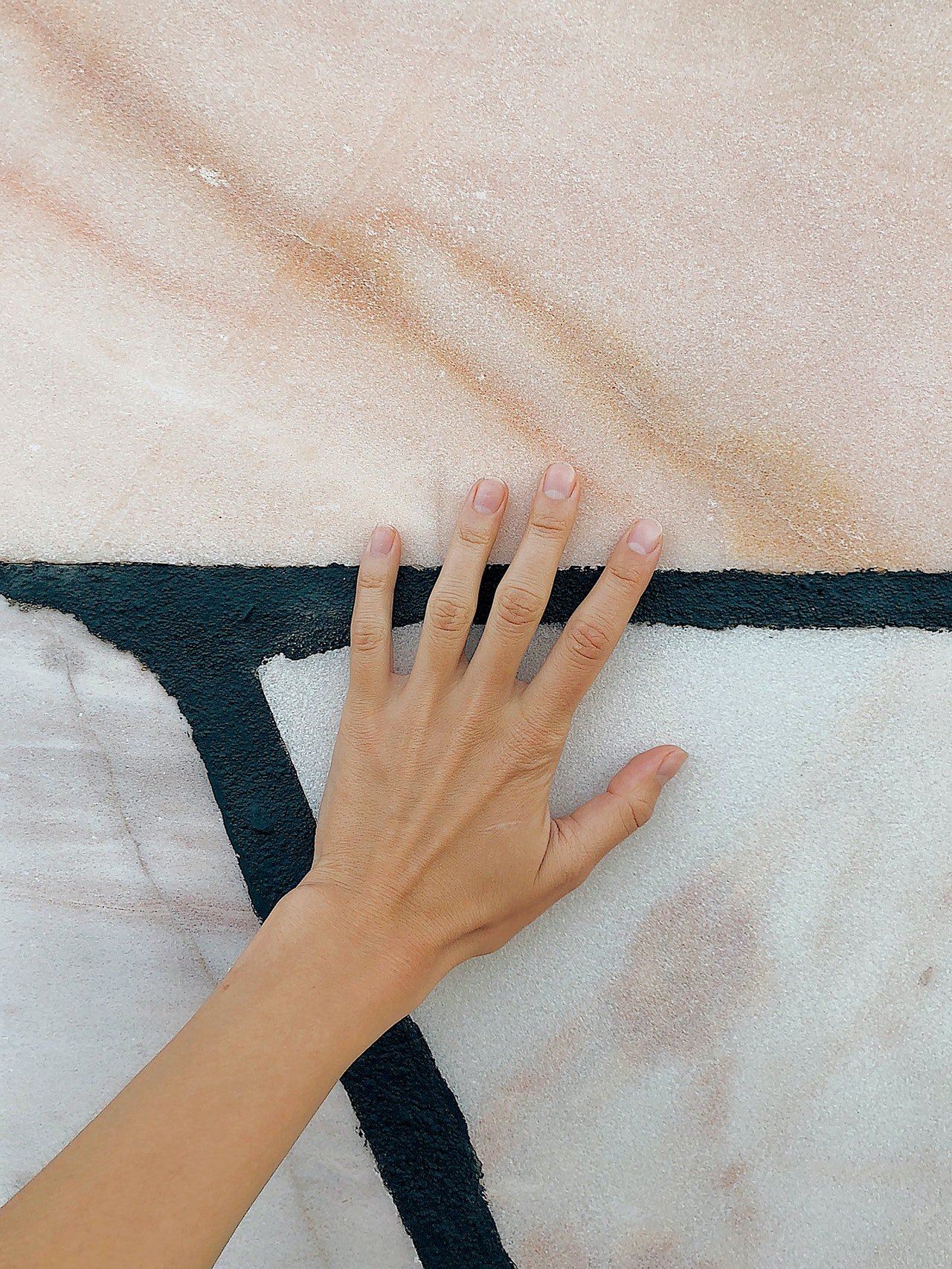 Sarah started to remove the wallpaper when she noticed something. | Source: Pexels