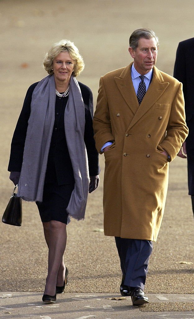 Prinz Charles und Camilla Parker-Bowles auf dem Weg durch den Green Park zum Weihnachtsessen für Prinz Charles' Mitarbeiter im Ritz Hotel in London. | Quelle: Getty Images
