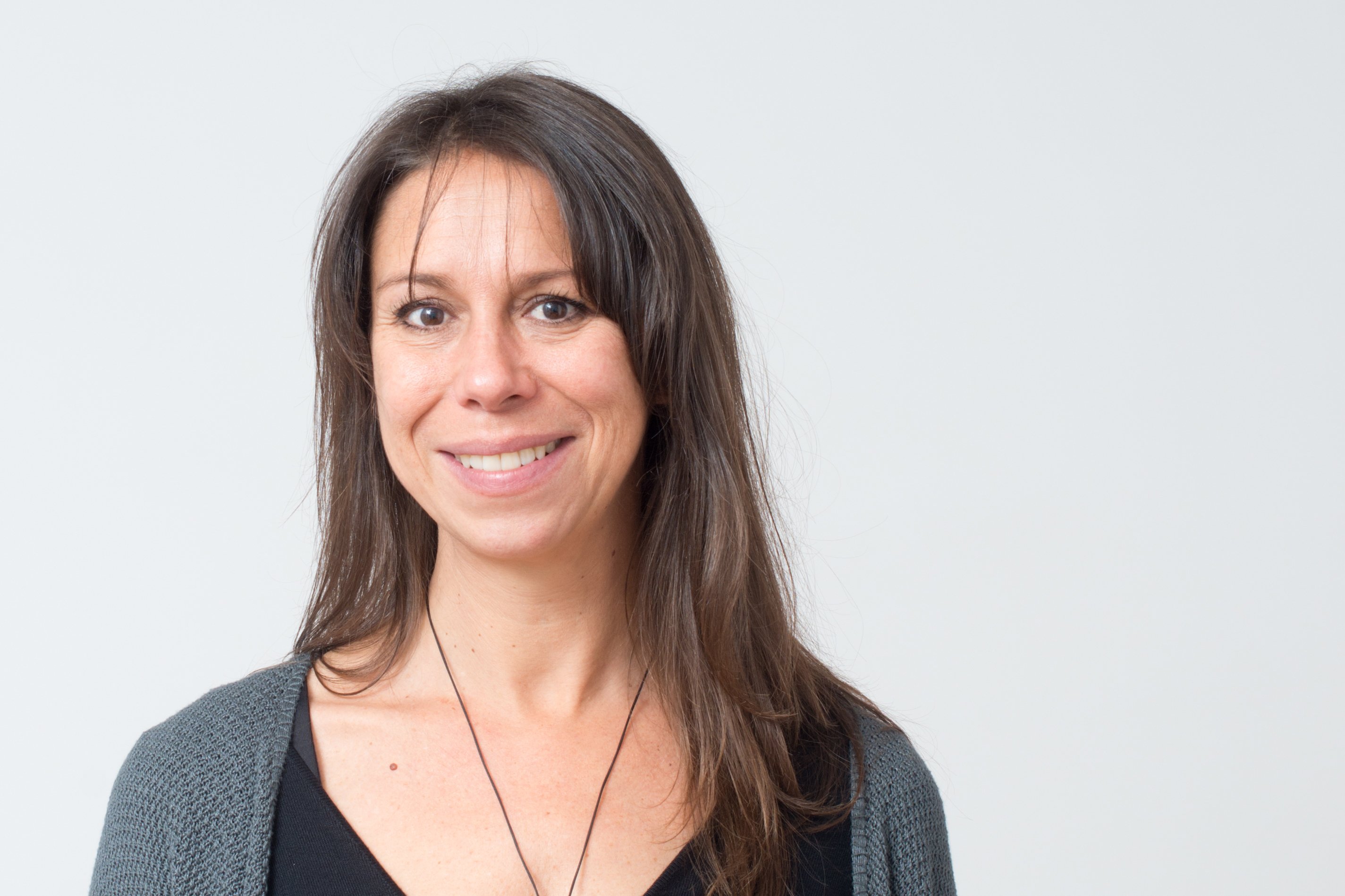 Une femme de 40 ans avec un grand sourire. | Photo : Shutterstock
