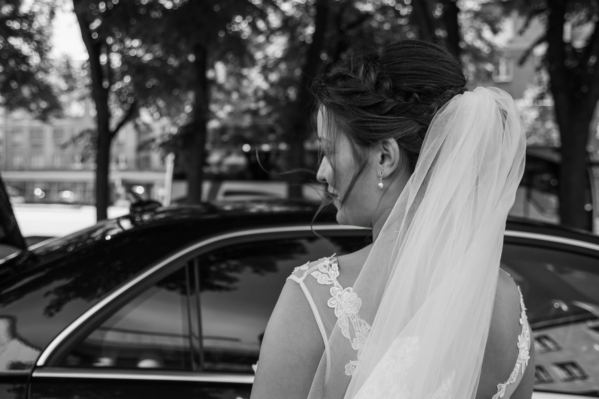 A bride standing near a car | Source: Pexels