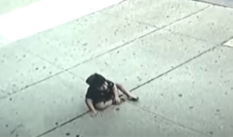 El pequeño José García tras la caída. | Foto: Captura de Youtube/CBS New York
