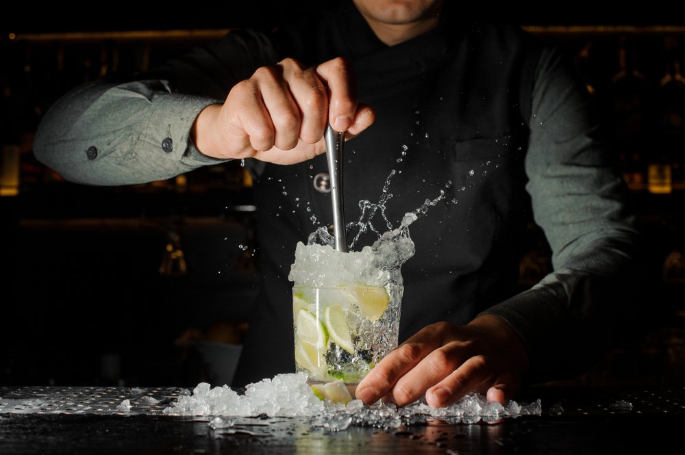 A photo of a bartender mixing drinks. | Photo: Shutterstock