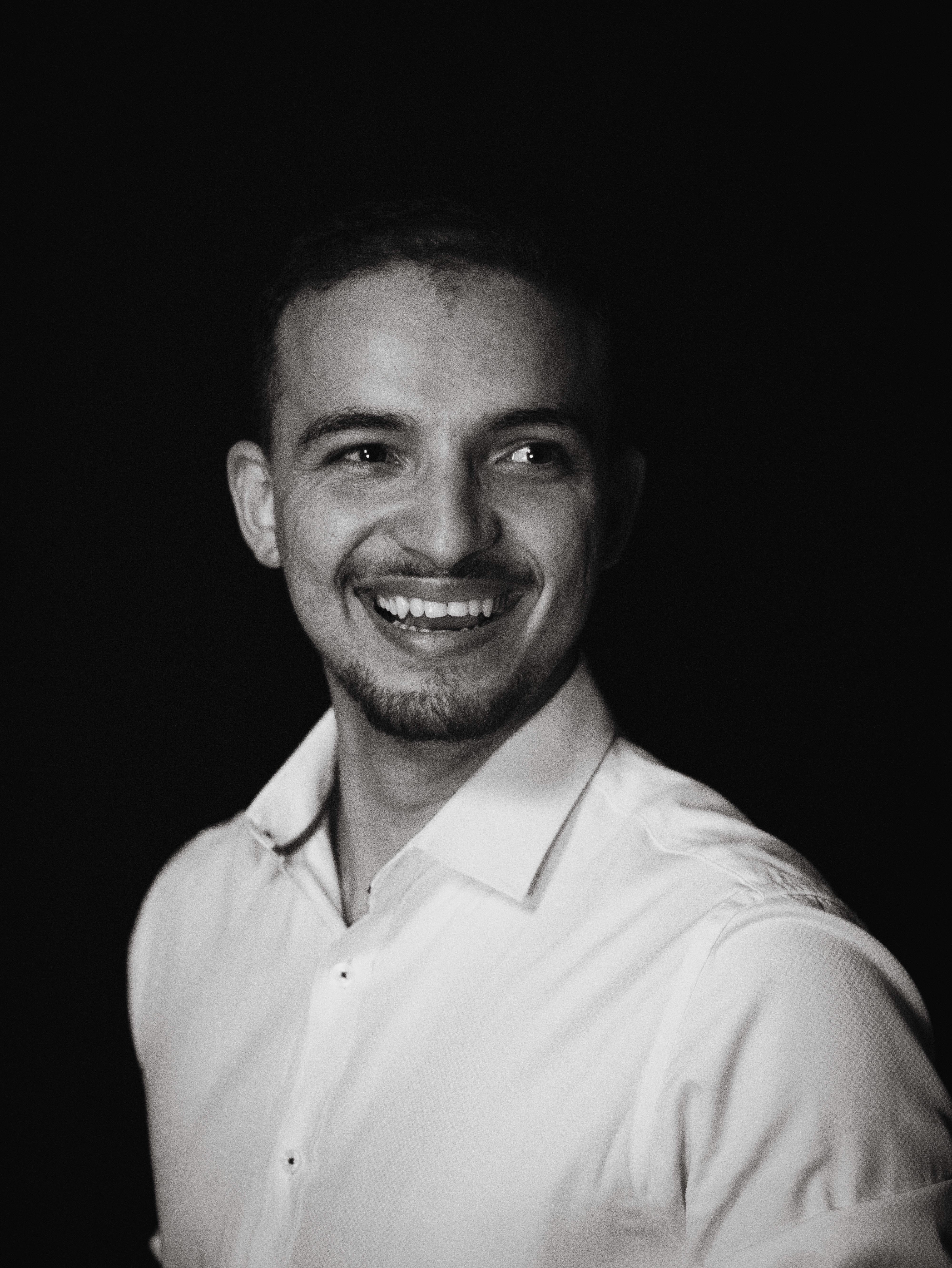 A man laughing | Source: Pexels