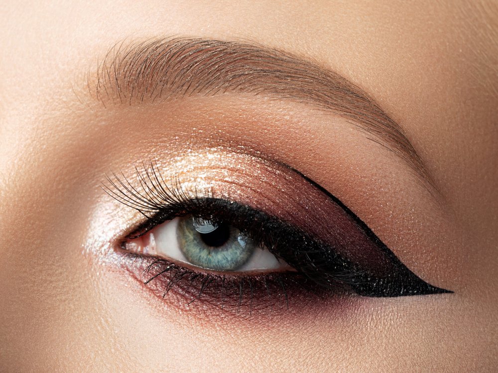 Mujer luciendo un delineado en color negro que enmarca su mirada. | Foto: Shutterstock