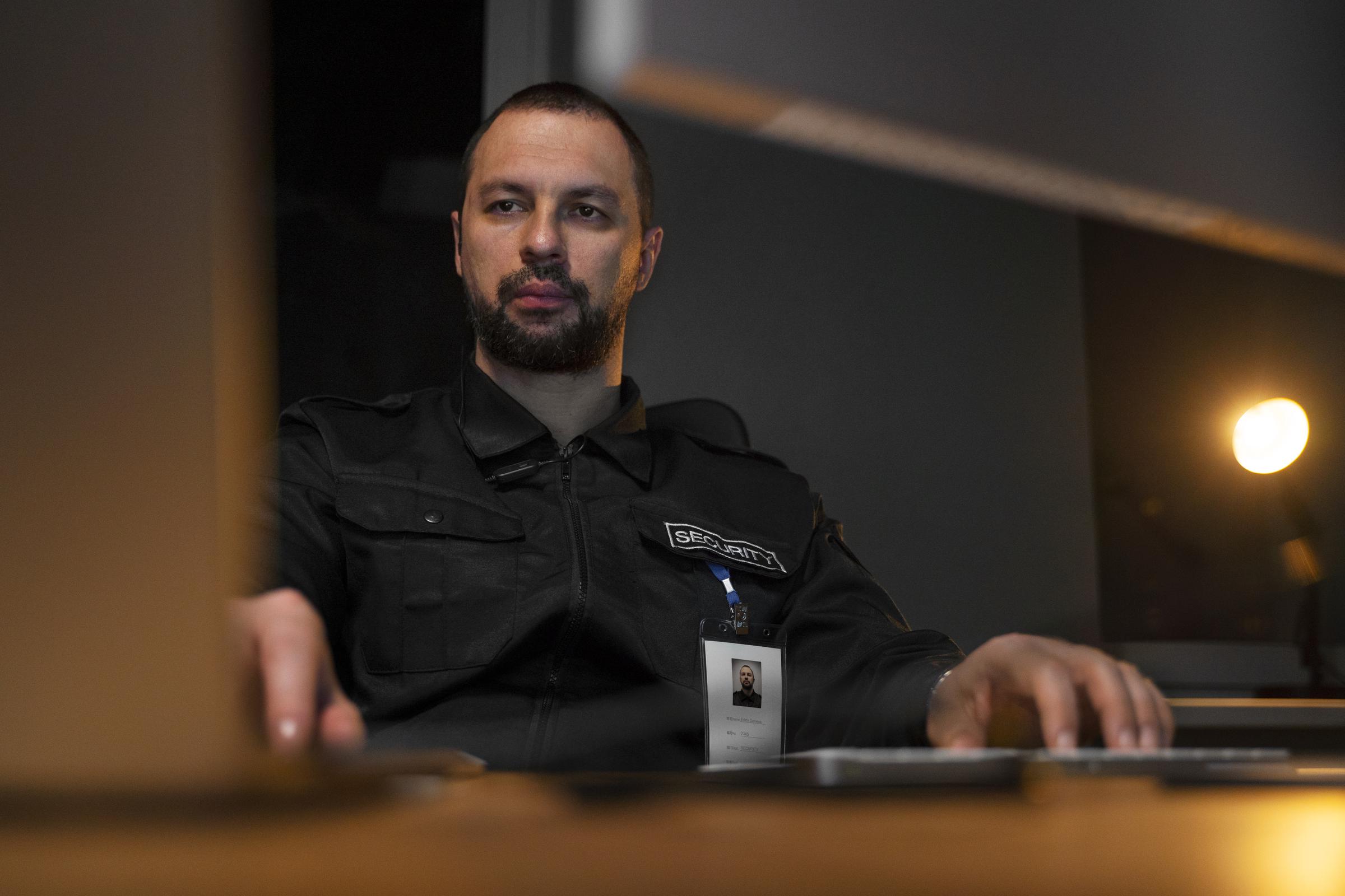 A security guard sitting | Source: Freepik