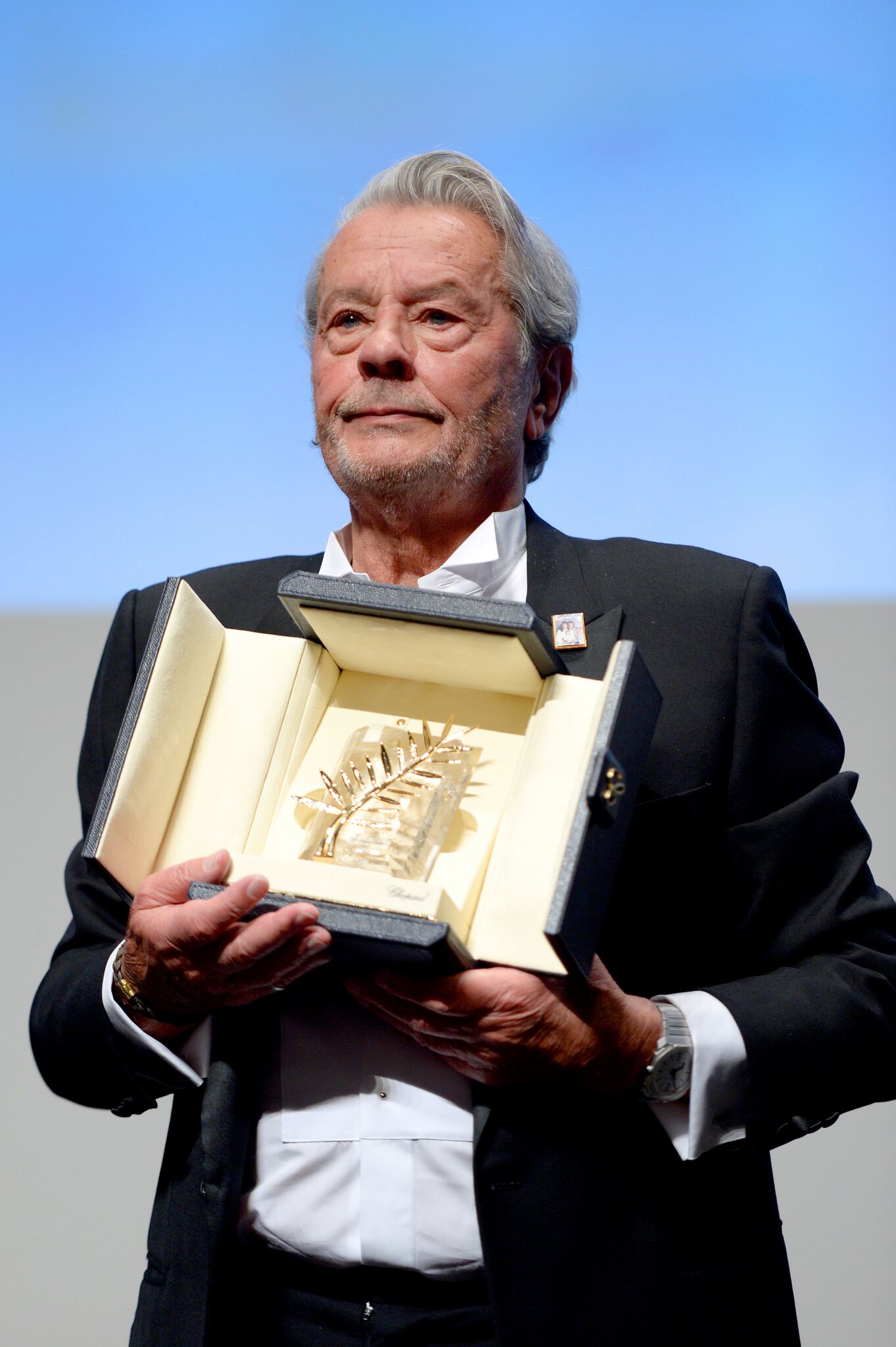 Alain Delon et sa Palme d'honneur. l Source : Getty Images Alain Delon et sa Palme d'honneur. l Source : Getty Images
