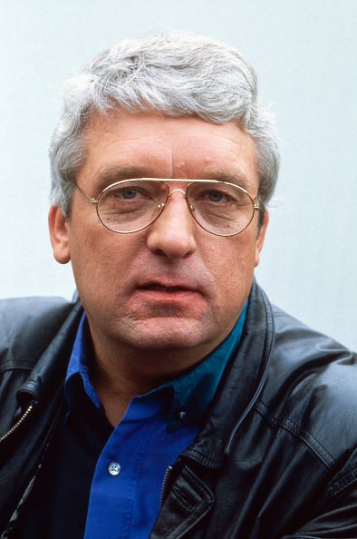 Ein Porträt des Journalisten und Moderators Hans Meiser aus dem Jahr 1994 | Quelle: Getty Images