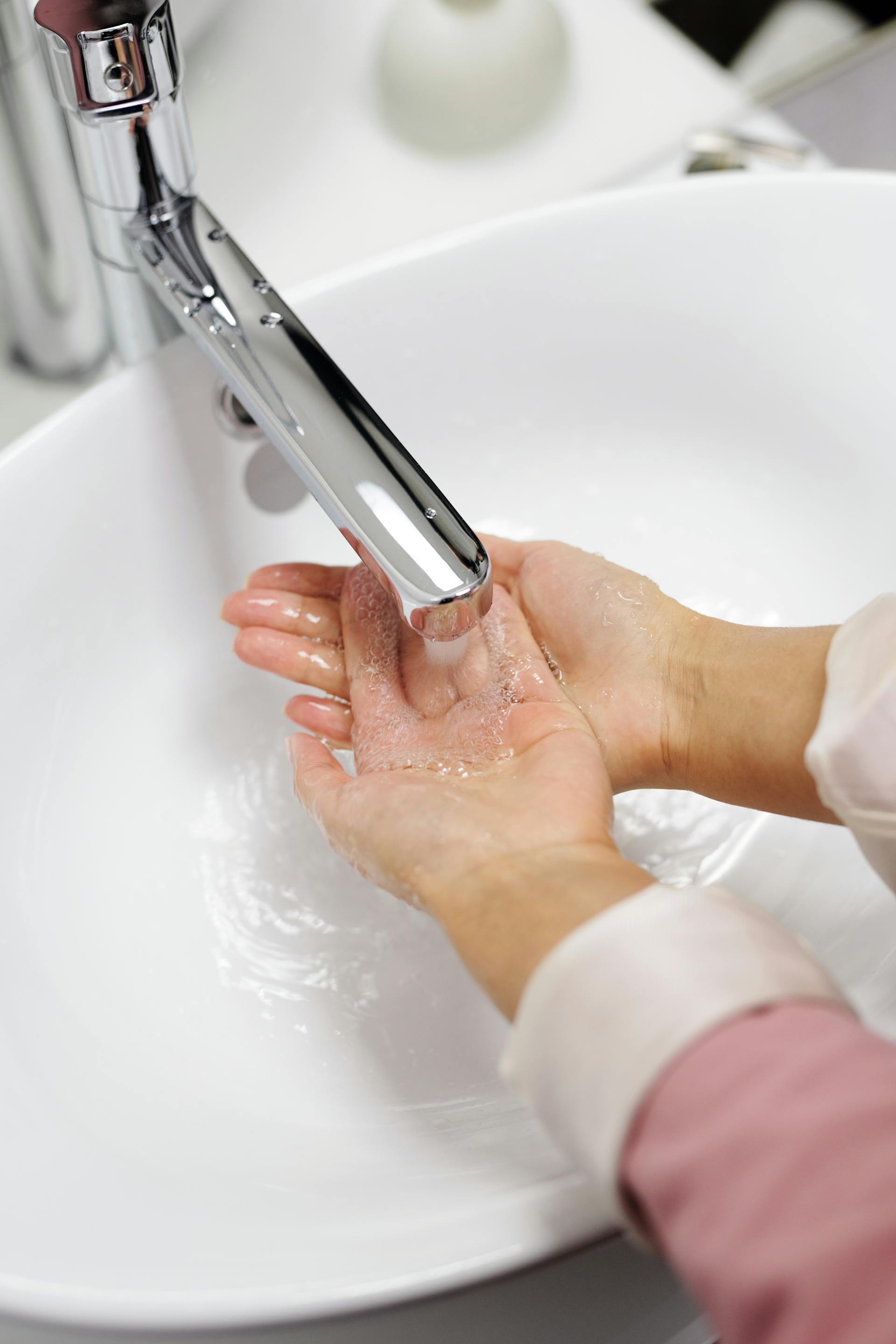 Hands under a running tap | Source: Pexels