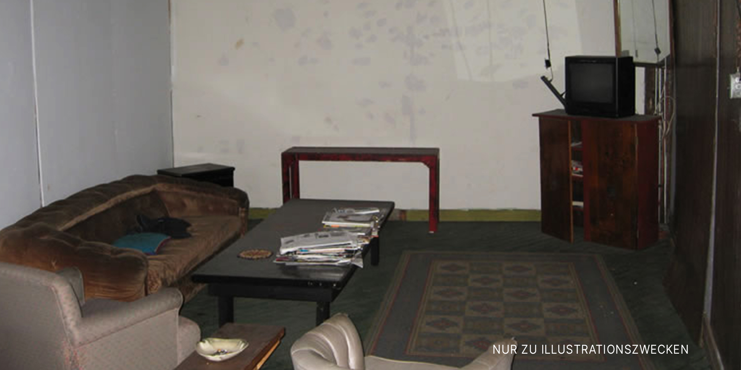 Ordentlich aufgestellte Wohnzimmermöbel in einem Kellerraum | Quelle: Flickr / Scheinbar (CC BY 2.0)