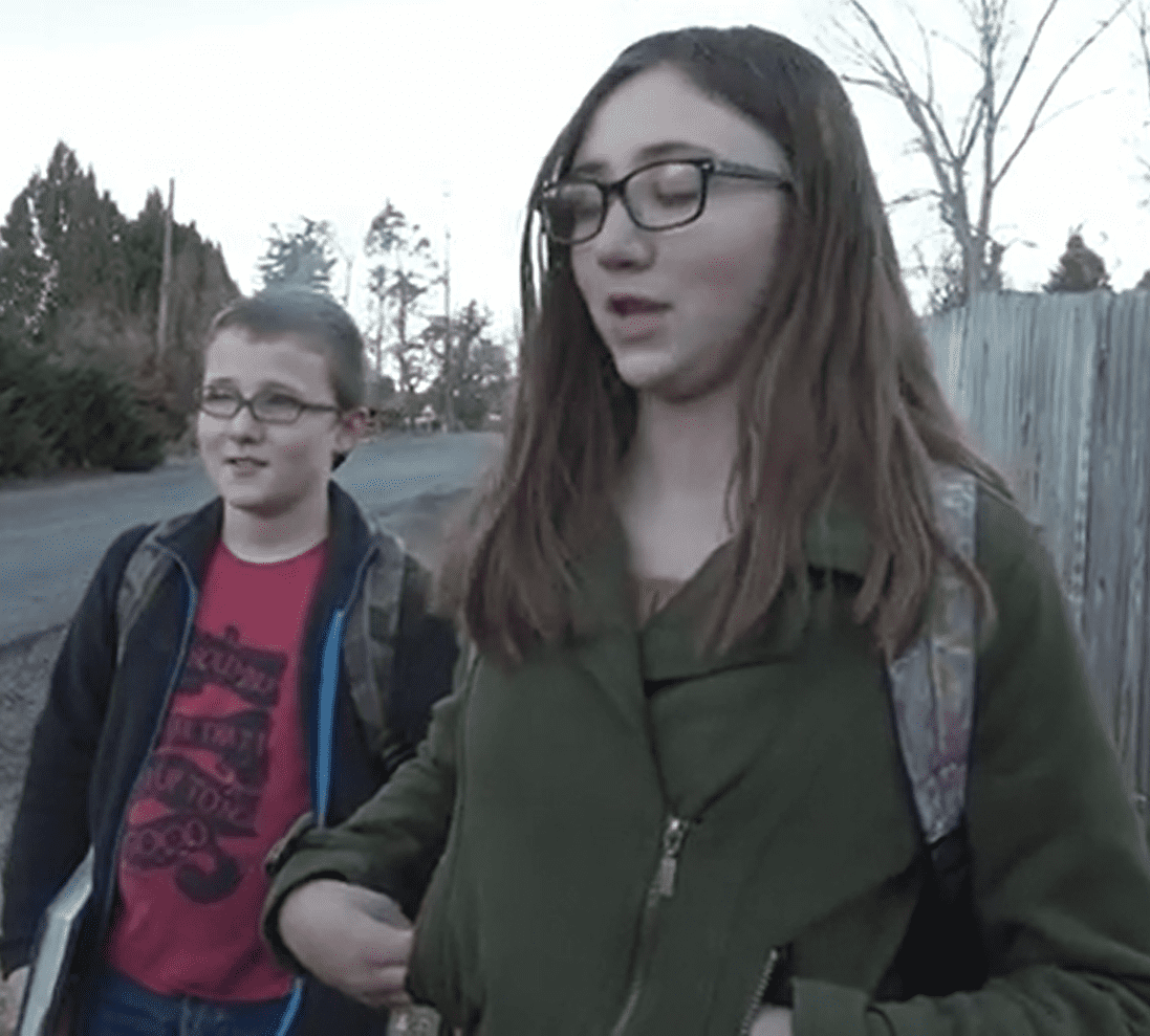 Emily und ihr Bruder Henry sehen verwirrt aus, als sie die drei News-Elfen sehen. | Quelle: Youtube.com/East Idaho News