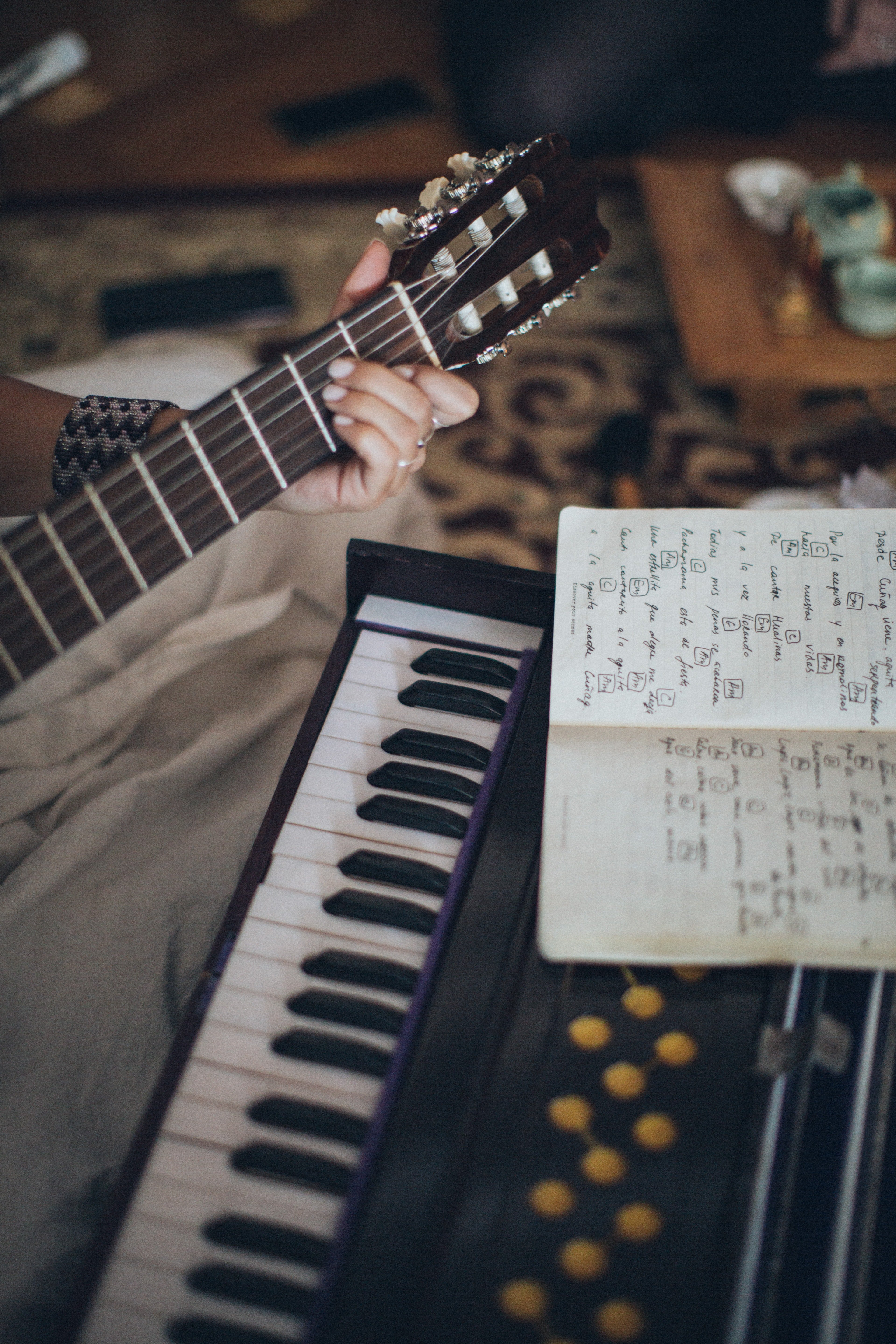 Mrs. Murphy helped Simon learn to play the guitar. | Source: Pexels